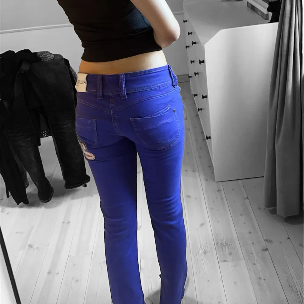 Unika Lågmidjade jeans! Skriv om du är intresserad/för mått. Jag är 165cm.  Jeansen är uppklippta längst ned. . Jeans & Byxor.