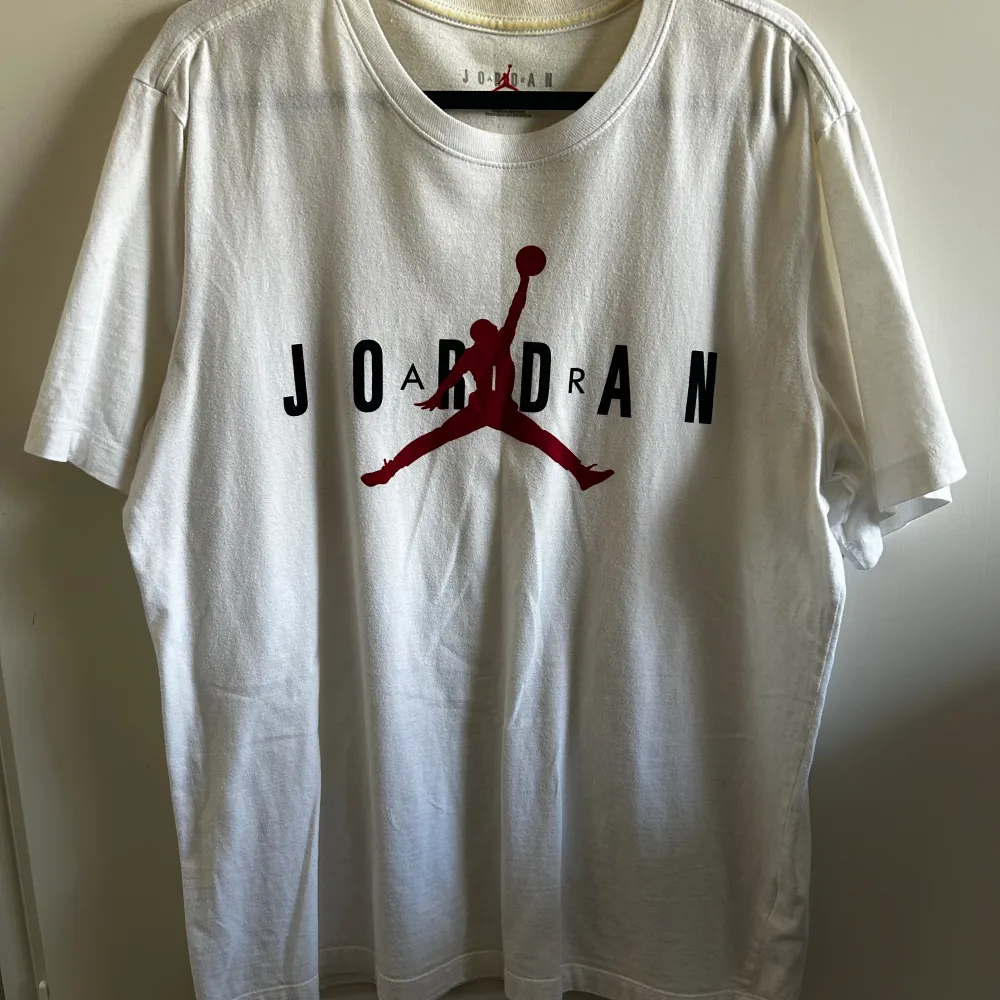 T-shirt från Jordan, säljer på grund av att den inte används. Inga större diffekter tycker jag. Nypris: cirka 300-400. T-shirts.