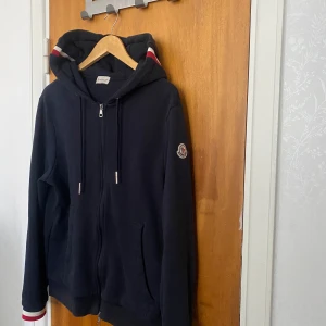 Moncler kofta  - Hej,  moncler kofta som jag haft i drygt två år. Inget kvitto då jag inte sparar sånt.  Säljs då den inte passar mig längre,  Storlek L  Finns i Borås.