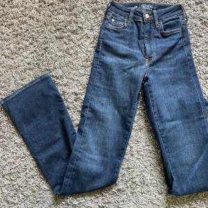 Bootcut jeans - Skitsnygga bootcut jeans som är väldigt stretchiga och formar sig efter kroppen, strl xxs 