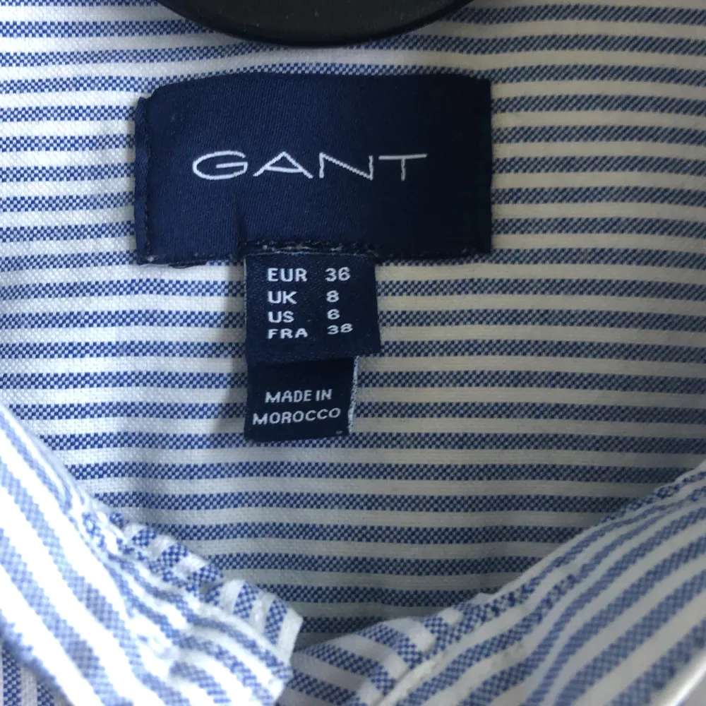 Säljer denna gant skjortan i storlek 36 (dam) då den är för liten, använd 1-2 gånger och skicket är 10/10. . Skjortor.