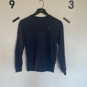 Gant sweatshirt  - Säljs då den är för liten, storlek 158/164, skick 9/10 i princip ny. Mörkblå/marinblå