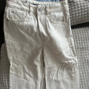 Vita raka jeans ifrån bikbok - Storlek: 26