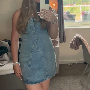 Jeansklänning zara - Snygg jeansklänning från zara som tyvärr blivit för stor. 