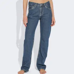 Säljer mina lågmidjade jeans med raka ben från never denim, köpta på bik bok. Orginal pris 699 kr. I storlek waist 24 length 32. I nyskick 