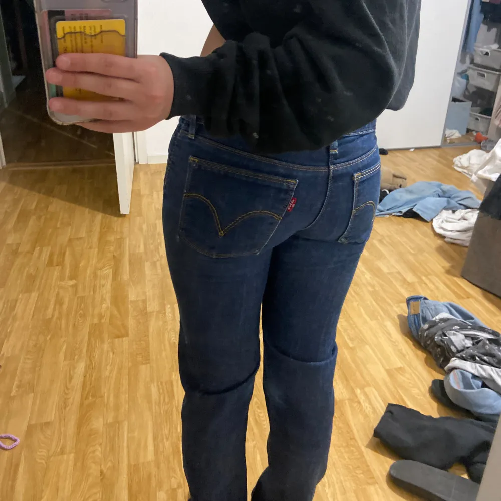Lågmidjade jeans ifrån Lee, kolla gärna in mina andra annonser 💕. Jeans & Byxor.