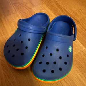 Crocs - Crocs sandaler strl J 2 (ca 34) I gott skick
