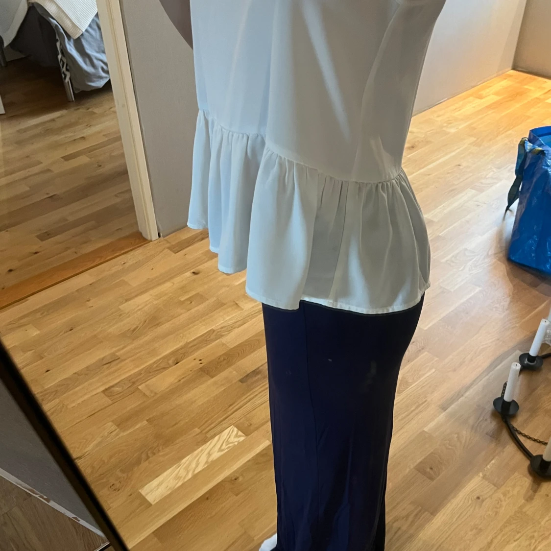 Vit tio med volang nertill - 90