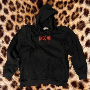 Hoodie   - bra svart och röd hoodie 