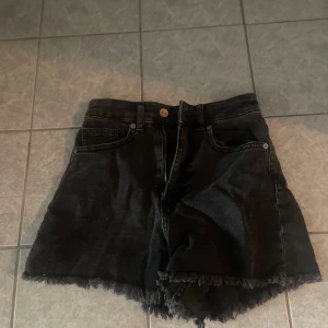 korta shorts - små i storleken typ oanvända  orginalpris:250kr