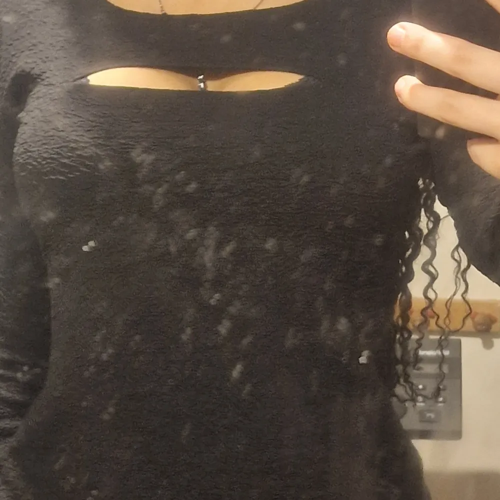 Super comfortable shirt i got from my mom. Material is super nice, it has no holes or stains or anything and also has a small slit in the front if you wanna show some cleavage (very small window). Toppar.