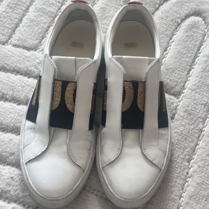 Hugo boss sneakers - Hugo boss sneakers i bra skick, de har creasat sig lite som man ser på bilden. Köpta för något år sedan för 2177