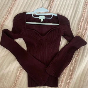 Hm stickad tröja  - Jag säljer min hm stickad tröja. Har använt den bara 1 gång! Storlek M men passar oxkså S