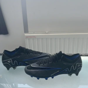 Nike mercurial - Tja, säljer ett par nästintill nya mercurials då jag har fått nya och dem ej fallde mig i smak på planen. Inga hål inga deffekter vid frågor skriv gärna😁 påsen till skorna följer med i köpet👍 bud från 1000 skorna är nästan nya😁 vill bli av me dem