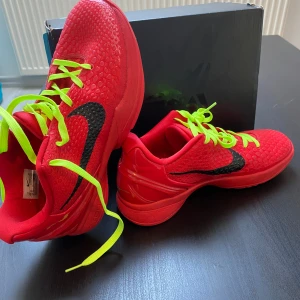Kobe 6 reverse grinch - Säljer ett par helt nya kobe 6 grinch då dom inte passar mig. Väldigt snygga och sköna. För mer info skriv till mig så Löser vi något.