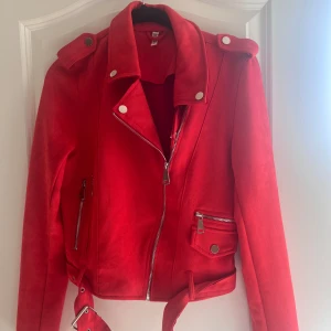 Röd mocka jacka  - Röd mocka jacka i väldigt fint skick. Det är stl 38 men känns som stl 36
