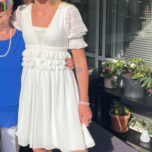 Studentklänning - Underbar studentklänning med dragkedja i ryggen, spets och med volanger😍Mellan bysten är det påsytt själv, men går enkelt att ta bort. Fick så många komplimanger🤩