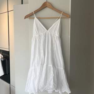 Säljer denna jätte söta klänningen i strlk S💓den har använts några gånger, har en liten fläck på sig men syns knappt men annars i bra skick💥 
