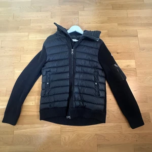 Moncler tricot cardigan - MONCLER TRICOT CARDIGAN  Cond: 9/10 enligt mig Storlek: XL 4800kr + 📦  Köpt från vongreven closet. Skriv om du vill ha mer bilder  