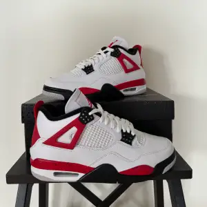 Ett par oanvända Nike Air Jordan 4 Red Cement i storlek 42.5 (US 9/UK 8)  Köpta på Sneakersnstuff