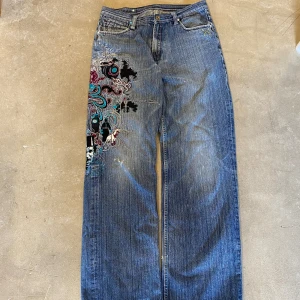 Jesse pinkman jeans - Artful dodgers jeans as bra med fett embroidery 