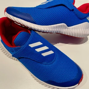 Sneakers Adidas - Använda inomhus en gång, de var för små. Superfint skick och cool modell med kardborre! Storlek 38 2/3. 