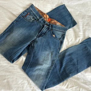 Jeans - SÄLJER AS SNYGGA JEANS FRÅN HUGO BOSS❗️❗️❗️❗️ Midjemått: 72cm Innerbenslängd: 80cm