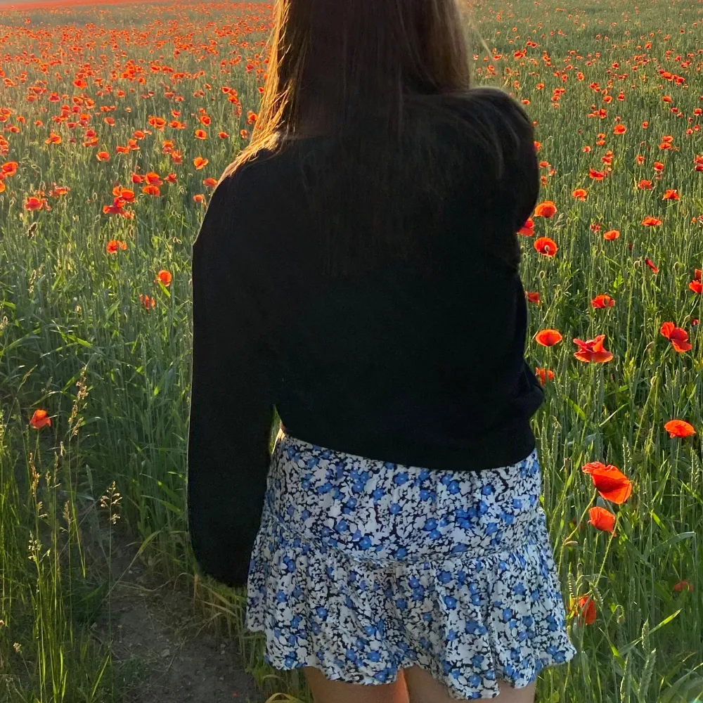 Säljer denna superfina blommiga kjolen från Zara i strl. S! Inbyggda shorts så är bekväm att använda. . Hameet.