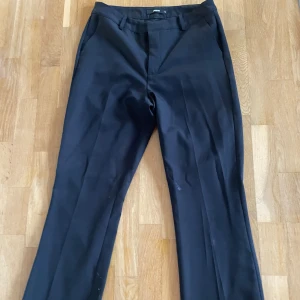 Bikbok kostymbyxor  - Jag säljer dom populära kostymbyxorna från bikbok som man på sista bilden ser hur dom ser ut på. Använd fåtal gånger och har inga defekter. På deras hemsida kostar dom nu 500 kr men jag säljer för 200 kr. Säljer pågrund av att dom tyvärr är för stora