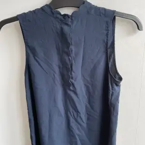 En blues för dig som gillar dem mörkblåa färgerna. Blusen är ett fåtal gånger använda och köpt från H&M i storlek 34. 