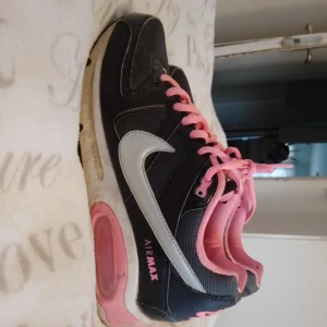 Nike Air Max skor  - Säljer ett par Nike skor i strl 38,5 som ej kommer till användning. Dem är lite söndriga på det vita som ni kan se på sista bilden men det är knappt något som märks när man har på sig dem. Säljer dem billigt, 80kr! 