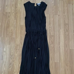 Plisserad klänning - Använd 1 gång bara, superfint skick! Tunt snöre i midjan med gulddetalj, dyr i inköp. Säljes pga passar inte mig längre. Kan mätas vid förfrågan 💕 Köparen står för frakten!