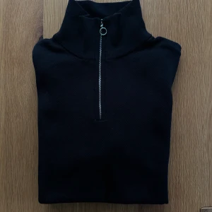 Polotröja med dragkedja  - Oanvänd zip-up från H&M.  Rensar ur min garderob från en hel del oanvända kläder🌼 Om du ser något mer i min profil som du gillar så skickar jag med det till dig också!😊 Fler kläder kommer!