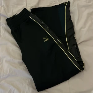 Puma x KENZA byxor - Köp mina byxor från KENZAS kollektion med Puma, knapp använda, nyskick, skriv för fler bilder