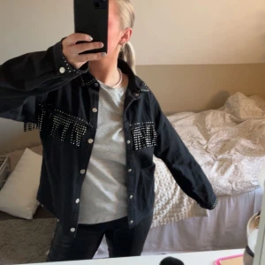 Skit ball jeans jacka med fransar!!💋💋 - Säljer denna skit coola jacka med fransar med paljetter på då den inte kommer till användning!❤️ den är i storlek 164 men skulle säga att den sitter som en S! Jackan är avklippt då jag kände att den var lite lång men förutom det är den i fint skick!😍