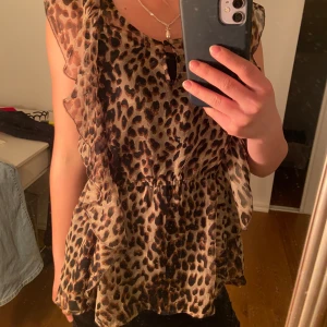 Leopard topp - Den fiinaste leopard toppen! Perfekt till sommaren. ”Vintage” vero Moda, väldigt populär och går inte att köpa längre. Peerfekt till sommaren, väldigt sval och luftig! Går att bära både ”bak och fram”. 