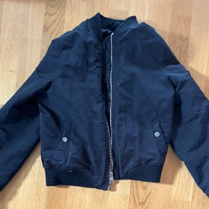 Bomberjacka  - Supersnygg bomberjacka från vero Moda!
