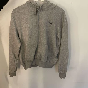 Hoodie - Denna fina hoodie ska ja nu sälja bidare, tröjan har inga dekaler utom en slitet info lapp på insidan. Tröjan har ett tryck med "nasa" skrivet över vänstra bröstet.