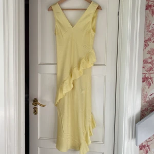 Gul klänning - Sååå fin klänning från hm, endast använd en gång!