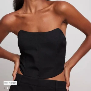 Korsett top - Helt ny korsett top från NAKD med lappen kvar. Använder ej då den är för liten. Smock i ryggen och dragkedja i sidan.