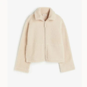 Teddyjacka hm - såå fin teddyjacka ifrån hm som är slutsåld. är i jätte bra skick men kommer nästan aldrig till använd så funderar på o sälja☺️ kom gärna me bud ifrån 550!! storlek M men passar S lika bra!