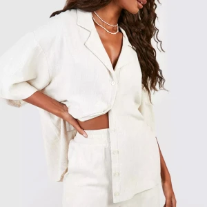 Linne skjorta  - Säljer min otroligt fina topp i linne från Boohoo då den inte var min stil. Storlek 36 och helt ny med lappen kvar🤩