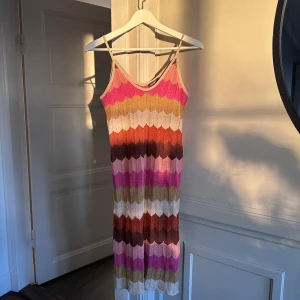 Sommar klänning - Så vacker sommarklänning. Köptes i Ibiza💕🍬 skitsnygg att ha bikini under😍Skulle säga att storleken är XS-M då den är töjbar och formas på kroppen