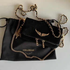 Zadig Väska - Väldigt fin Zadig väska i mocka med guld kedja och detaljer. Har knapt använt väskan så superfint skick.