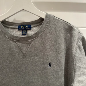 Ralph Lauren tröja - Bra schysst skick och en go tröja till sommarkvällarna. ☀️Sälj pga är för liten. Nypris ligger runt 2000kr Storlek Small/Medium. Säljaren står för frakten.