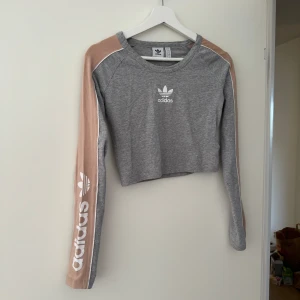 Adidas crop topp långärmad - Sjukt fin adidas crop topp långärmad, storlek XS/S. Mycket bra skick då jag nästan aldrig använt den o växt ur nu. 