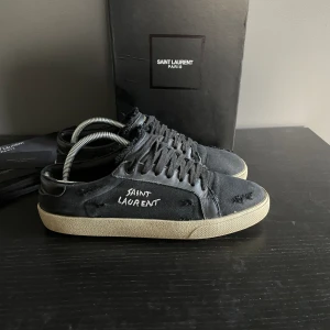 Saint lauren skor - Säljer nu dessa ritkigt feta saint lauren skor i använt skick🌟ritkigt sluten sula, lossnar lätt på sidorna, defekter förekommer men frf extremt feta🤙 Allt og medföljer✨it hundra på om d og innersula.    Skriv vid frågor eller funderingar 