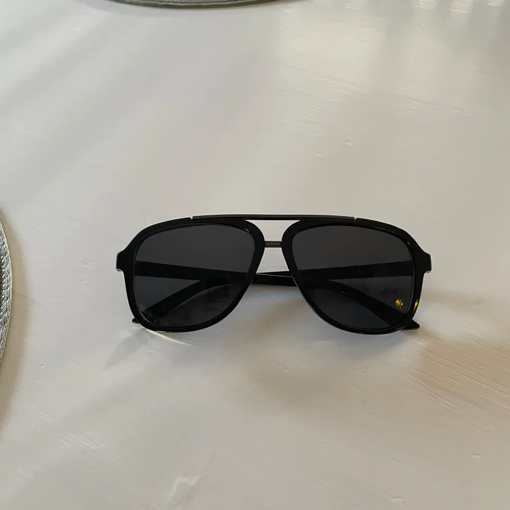 Säljer dessa sjukt snygga solbrillor. Dom är i ett väldigt bra skick. Perfekta nu inför sommaren.. Övrigt.