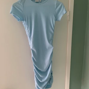 Baby blue klänning - En klänning i väldigt bra skick. Använt cirka 7 ggr. Klänningen är inköpt på kids brandstore, på RYVLS. Den är i stretchit material och ribbat. Väldigt skön! Säljer pga att jag inte använder❤️ Köparen står för frakt
