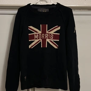 Stickad Morriströj - En mörkblå stickad Morriströja med en 🇬🇧 flagga på bröstet. Storlek M Inte använd mycket alls och är i riktigt bra skick! Skriv i DM om du undrar mer